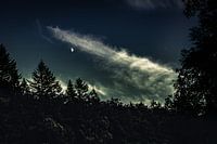 De maan en een streepje wolk