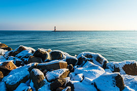 Mole und Molenturm an der Ostseeküste in Warnemünde im Winter
