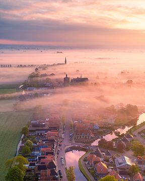 Lever du soleil au-dessus de Workum dans la brume matinale sur Ewold Kooistra
