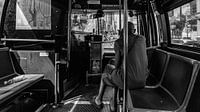 Oude man in een bus in NYC