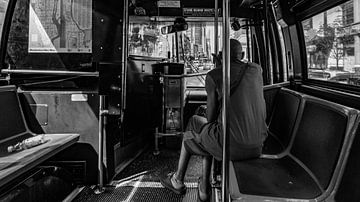 Oude man in een bus in NYC