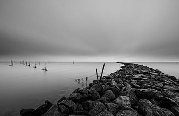 Houtribdijk Schwarzer und weißer Rest. von Danny Leij