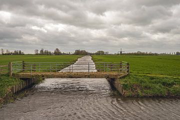 Niederländische Polderlandschaft mit kleiner Brücke und Mühle