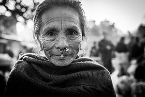 Frau mit Nasenpiercing - Portraitfotografie, schwarz-weiß von Ellis Peeters