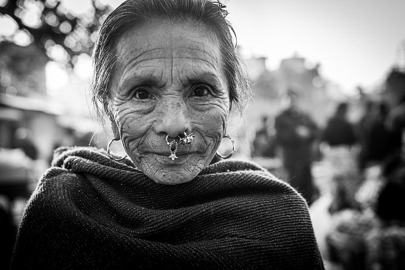 Femme avec un piercing au nez - photographie de portrait, noir et blanc par Ellis Peeters