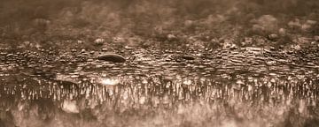 Photographie abstraite : Panorama de gouttes d'eau (beige / taupe) sur Marjolijn van den Berg