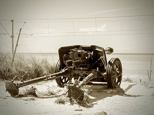 Een kanon aan de kust van Raversijde, Oostende.