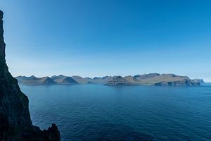 Vue en plongée dans le bleu : Vue de Gjov depuis Kallsoy