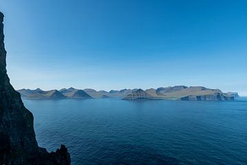 Verzonken in Blauwe Vergezichten: Uitzicht op Gjov vanuit Kallsoy van Gerry van Roosmalen