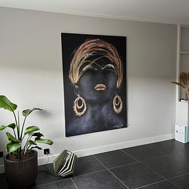 Kundenfoto: Porträt einer afrikanischen Frau mit Gold. Handbemalt. von Ineke de Rijk, als artframe