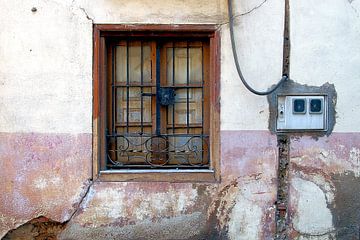 Pittoresk raam in oud roze gevel Astorga van Artstudio1622
