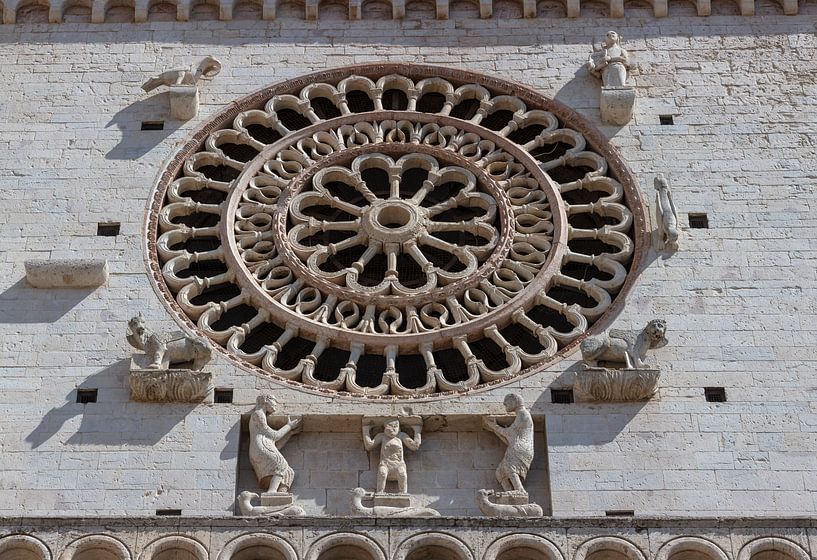 Fenster der Kathedrale San Rufino in Assisi, Italien von Joost Adriaanse