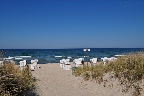 witte strandstoelen aan het noordelijk strand in Göhren op het eiland Rügen