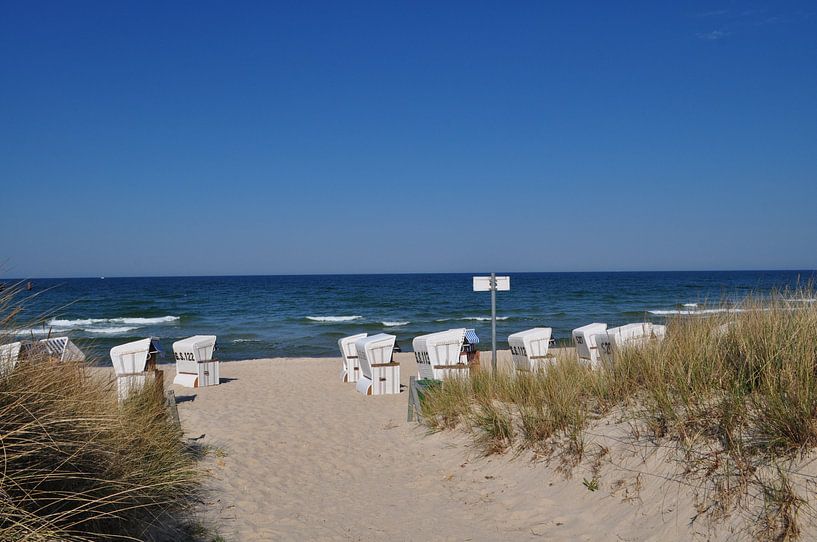 weiße Strandkörbe am Nordstrand in Göhren auf Rügen von GH Foto & Artdesign