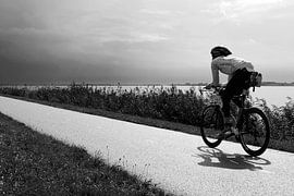 Wielrenner op de dijk by Art by Fokje