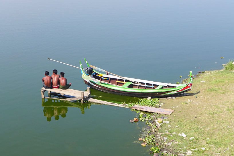 Jongens op een steiger bij een boot in Azië van Marja van Noort