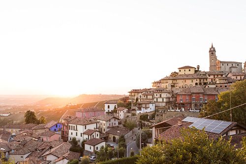 Zicht op Monforte d'Alba in Italië. (III)