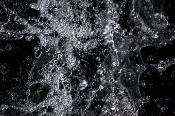 Opspattend water in een waterval van Jordi Wallenburg