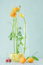 Stilleven ‘Met ranonkels tulp en mandarijn’