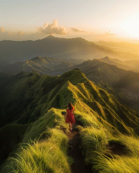 Wandern in den Sonnenaufgang von fernlichtsicht