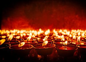 Lumières d'offrandes dévotionnelles dans un temple.