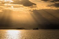 Goldene Sonnenstrahlen über dem Schiff von Jan Georg Meijer Miniaturansicht