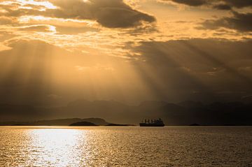 Goldene Sonnenstrahlen über dem Schiff von Jan Georg Meijer