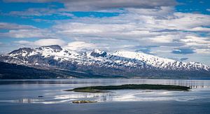Schneebedeckte Berge entlang des Fjordes, Norwegen