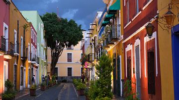 Kleurrijke straat in Puebla, Mexico van themovingcloudsphotography