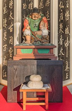 Statue en bois de la divinité shintoïste Ebisu. sur Kuremo Kuremo