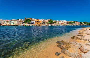 Blick auf das Hafendorf Porto Colom mit seinen bunten Häusern auf Mallorca, Spanien Balearische Inse von Alex Winter