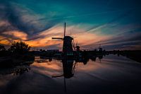 Mühlensilhouette bei Sonnenuntergang in Kinderdijk