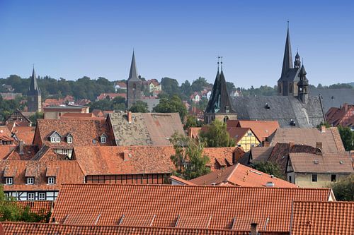 Gezicht op de daken en kerktorens van de historische oude binnenstad van Quedlinburg
