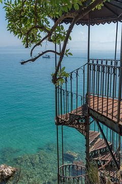 Oude trap naar de zee op Corfu van Celina Dorrestein