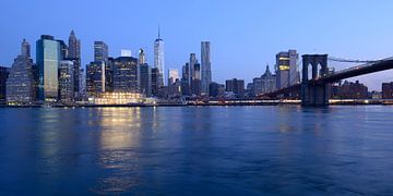 Manhattan Skyline en Brooklyn Bridge in New York voor zonsopkomst