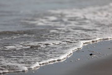 Welle kommt am Strand an