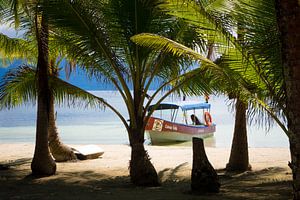 Bootje op tropisch strand in Panama