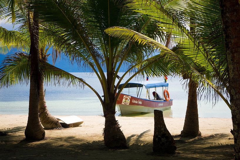 Bootje op tropisch strand in Panama van Michiel Dros