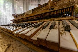 playing on an old piano by Ecarna