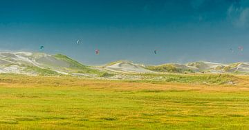 DUINEN EN KITESURFERS van Christian Schmidt