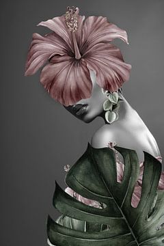 Collage von Frau mit Hibiskusblüte und Monstera-Blatt