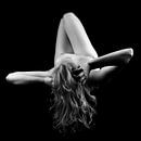 Bird-fly: nude on a black table van Peter Mantel thumbnail