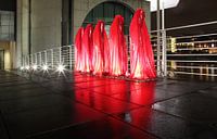 Vijf rode sculpturen op de weg in de regeringswijk van Berlijn van Frank Herrmann thumbnail