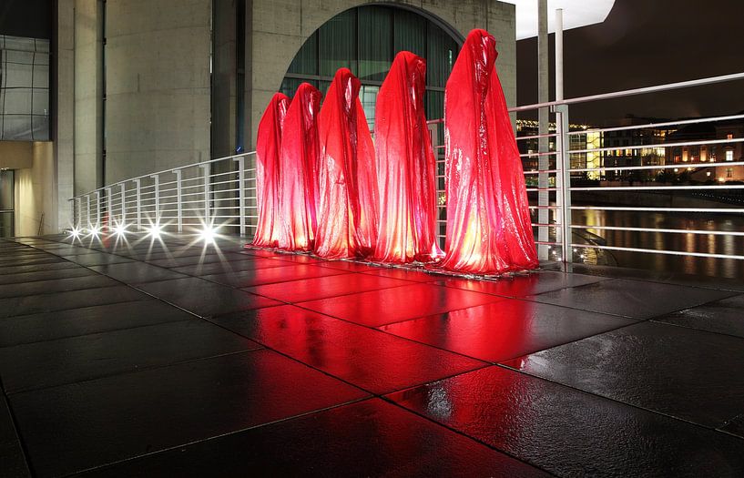 Vijf rode sculpturen op de weg in de regeringswijk van Berlijn van Frank Herrmann