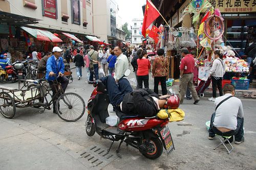 Slapen man op scooter
