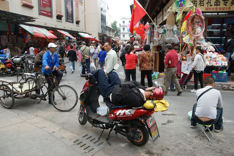 Schlafender Mann auf Motorroller von Michel van Vliet