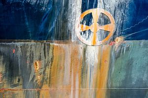 Hull with rust and bow thruster symbol