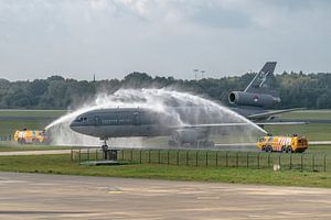 Wassergruß nach dem Abschiedsflug der letzten KDC-10 der Königlichen Niederländischen Luftstreitkräf