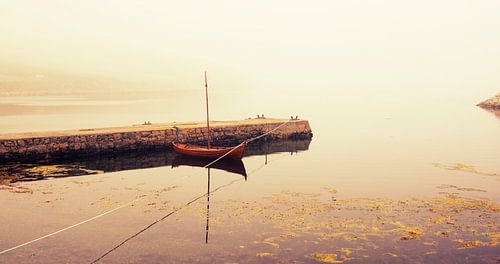 Boot op het water in de mist, Shetland eilanden, Schotland