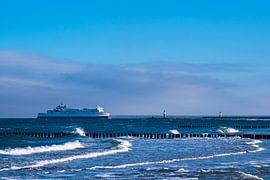Mole und Fährschiff an der Ostseeküste in Warnemünde